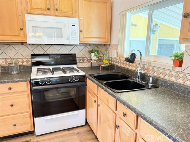 Detail Gallery Image 15 of 33 For 15940 Stoddard Wells Rd #81,  Victorville,  CA 92395 - 2 Beds | 2 Baths