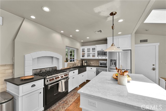 Detail Gallery Image 11 of 59 For 18090 Karen Dr, Encino,  CA 91316 - 4 Beds | 2/1 Baths
