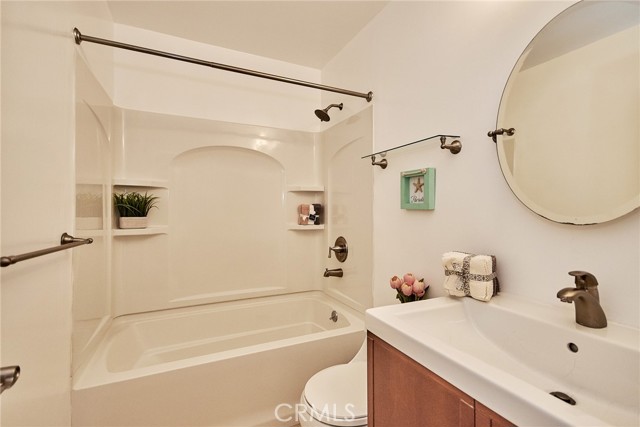 Detail Gallery Image 12 of 24 For 856 N Van Ness Ave #3,  Los Angeles,  CA 90038 - 2 Beds | 2 Baths