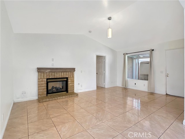 Detail Gallery Image 2 of 23 For 2810 Juniper Dr, Palmdale,  CA 93550 - 3 Beds | 3 Baths