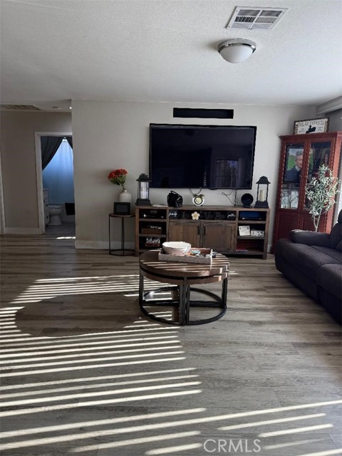 Detail Gallery Image 3 of 32 For 10258 Jersey, Santa Fe Springs,  CA 90670 - 3 Beds | 2 Baths