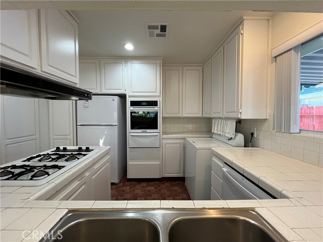 Detail Gallery Image 5 of 18 For 18735 Nordhoff, Northridge,  CA 91324 - 3 Beds | 2 Baths