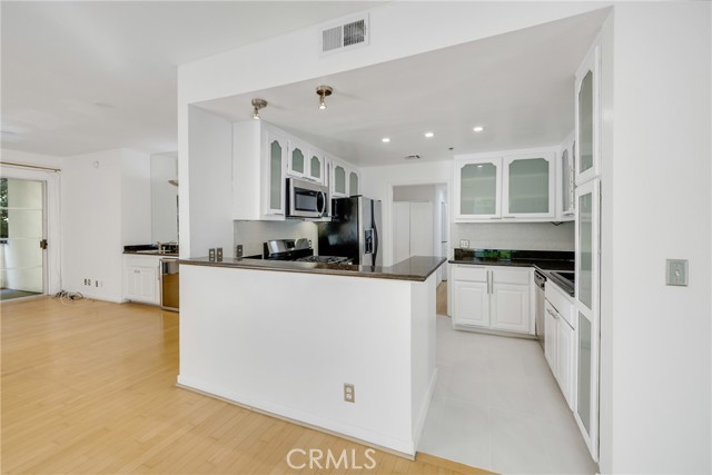 Detail Gallery Image 7 of 34 For 1401 S Bentley Ave #203,  Los Angeles,  CA 90025 - 2 Beds | 3 Baths