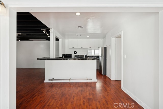 Detail Gallery Image 8 of 21 For 305 Marine, Newport Beach,  CA 92662 - 2 Beds | 1 Baths