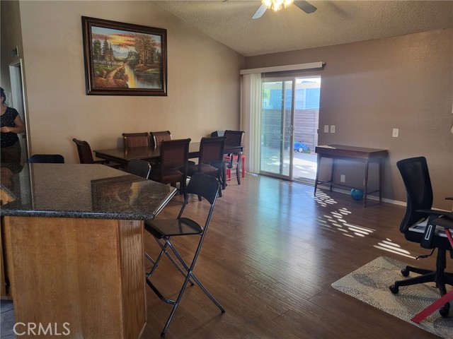 Detail Gallery Image 12 of 18 For 19842 Emerald Creek Dr, Canyon Country,  CA 91351 - 3 Beds | 2 Baths