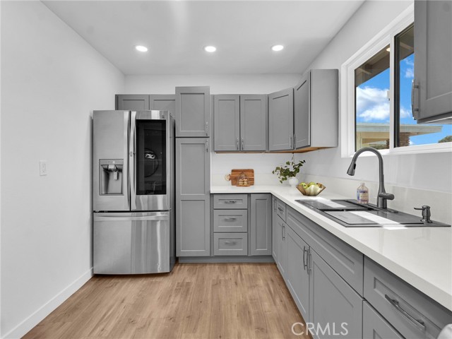 Detail Gallery Image 4 of 22 For 10050 Gloria Ave, Granada Hills,  CA 91343 - 3 Beds | 2/1 Baths
