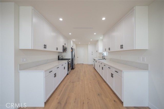 Detail Gallery Image 6 of 12 For 14727 Leadwell, Van Nuys,  CA 91405 - 3 Beds | 2/1 Baths