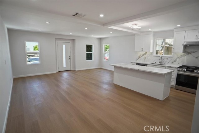 Detail Gallery Image 2 of 11 For 10326 Silverton Ave, Tujunga,  CA 91042 - 2 Beds | 2 Baths