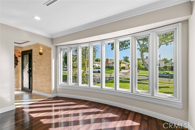 Detail Gallery Image 9 of 61 For 415 Birmingham Rd, Burbank,  CA 91504 - 4 Beds | 3/1 Baths