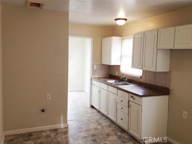Detail Gallery Image 9 of 14 For 411 Lincoln Ave, Bakersfield,  CA 93308 - – Beds | – Baths