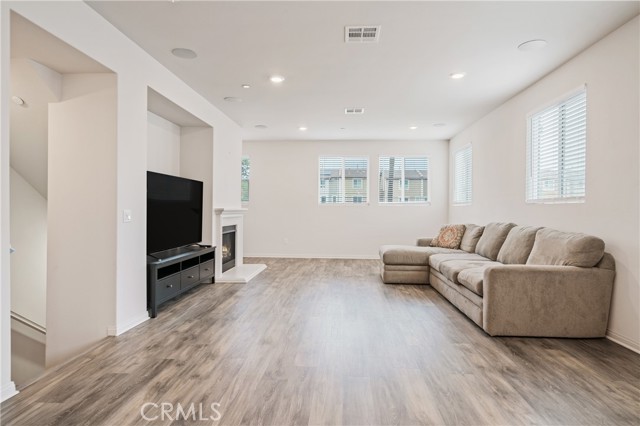 Detail Gallery Image 8 of 30 For 14714 Sherman Way, Van Nuys,  CA 91405 - 4 Beds | 3/1 Baths