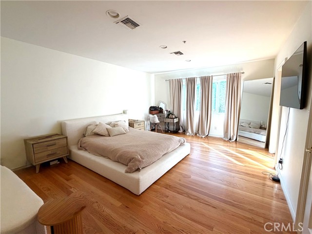 925 Sherlock Dr, Burbank CA: https://media.crmls.org/medias/cb88dc64-9691-4464-808f-39435be0486a.jpg