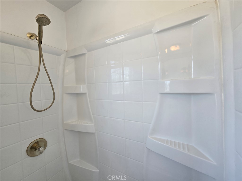 https://media.crmls.org/medias/cb8a8820-c86b-47e0-96bb-12ce4838e875.jpg?preset=X-Large