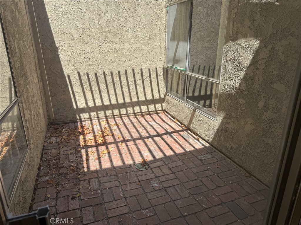 https://media.crmls.org/medias/cb8b5dc5-e140-4993-89b8-2a52fa656036.jpg?preset=X-Large