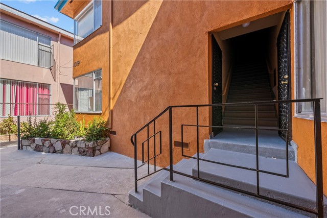 Detail Gallery Image 10 of 40 For 4015 Palmwood Dr, Los Angeles,  CA 90008 - – Beds | – Baths