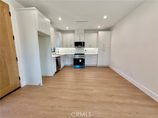 Detail Gallery Image 1 of 15 For 22132 Gault St, Canoga Park,  CA 91303 - 1 Beds | 1 Baths