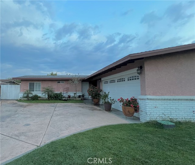 Detail Gallery Image 2 of 23 For 527 E King St, Rialto,  CA 92376 - 3 Beds | 2 Baths