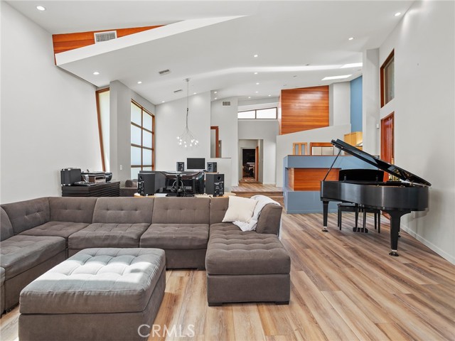 5762 Andasol Avenue, Encino CA: https://media.crmls.org/medias/cb902951-6cf8-4fe2-b2dc-5704c108f184.jpg