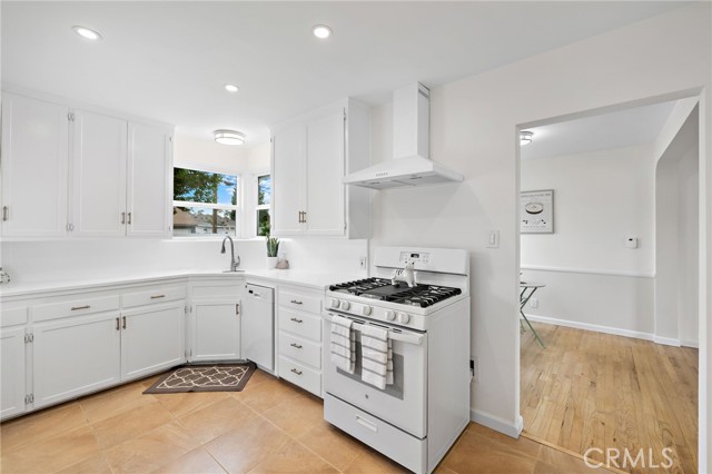 1833 N Greenbrier N Road, Long Beach CA: https://media.crmls.org/medias/cb90510e-ec04-43e6-af0d-de005cb0054a.jpg