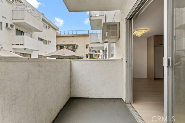 960 Larrabee Street, West Hollywood CA: https://media.crmls.org/medias/cb905dda-1e19-4b06-896b-3d660ab8f1d3.jpg