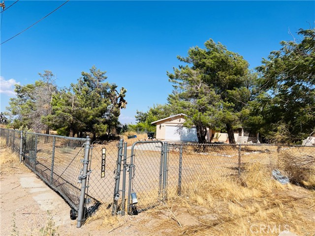 Detail Gallery Image 2 of 38 For 10335 Columbine Rd, Oak Hills,  CA 92344 - 6 Beds | 3 Baths