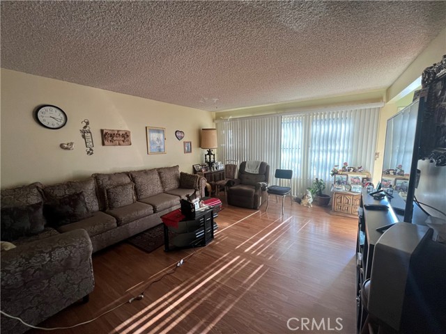 10842 Pine Street, Los Alamitos CA: https://media.crmls.org/medias/cb9329d4-b048-49f7-8c18-82f5ebfe95d0.jpg