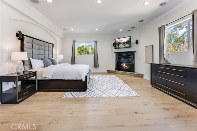 23123 Oxnard Street, Woodland Hills CA: https://media.crmls.org/medias/cb97a2b4-6044-4f0d-9e26-59280e24c5aa.jpg