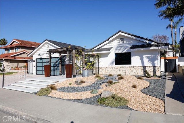 Detail Gallery Image 3 of 57 For 10211 Cliff Dr, Huntington Beach,  CA 92646 - 4 Beds | 3 Baths