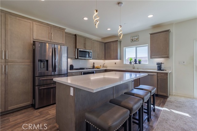 Detail Gallery Image 9 of 27 For 15755 Parry Peak Dr, Fontana,  CA 92336 - 6 Beds | 3/1 Baths