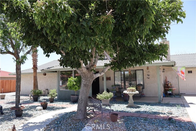 12386 Pawnee Road, Apple Valley CA: https://media.crmls.org/medias/cb9efbd7-5836-49e3-89fa-464e76d3a8d2.jpg