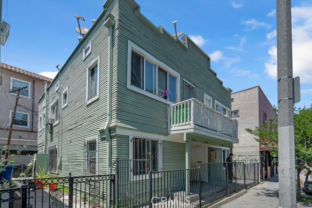 1137 S Union Avenue, Los Angeles CA: https://media.crmls.org/medias/cb9f358a-8746-4533-bd1c-f9b829cf594c.jpg
