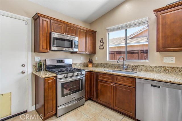 7471 Windrose Drive, Highland CA: https://media.crmls.org/medias/cba11f16-79dd-419a-b958-0079dac26528.jpg