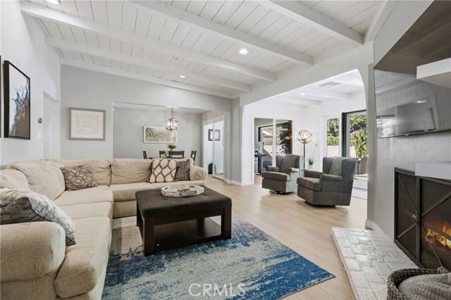 Detail Gallery Image 9 of 36 For 5244 Vanalden, Tarzana,  CA 91356 - 3 Beds | 2/1 Baths