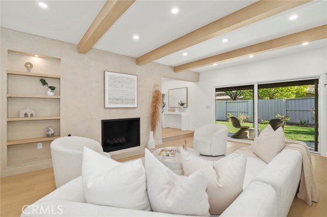 Detail Gallery Image 5 of 47 For 23856 Aetna, Woodland Hills,  CA 91367 - 4 Beds | 3 Baths