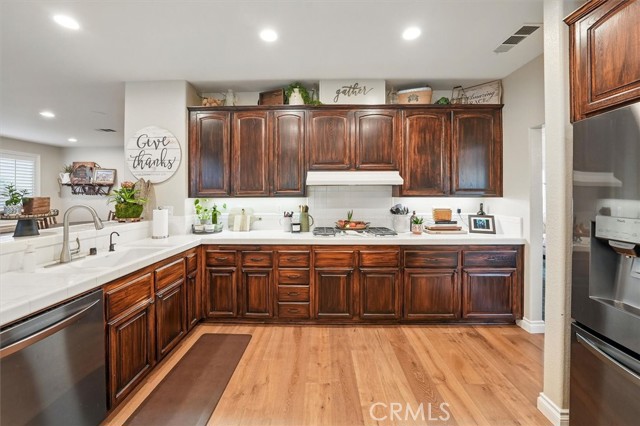 28433 Pinewood Court, Saugus CA: https://media.crmls.org/medias/cba249f0-6b08-47e0-b187-58d66a99eff0.jpg