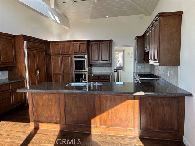 Detail Gallery Image 11 of 34 For 900 Kings, Newport Beach,  CA 92663 - 5 Beds | 3/1 Baths