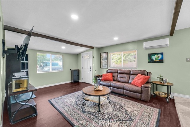 2513 W Occidental Street, Santa Ana CA: https://media.crmls.org/medias/cba5cf2b-7cdb-45dc-af69-142639568509.jpg