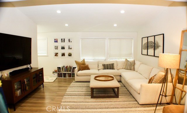 Detail Gallery Image 10 of 23 For 4820 Abbeyville Ave, Woodland Hills,  CA 91364 - 4 Beds | 4 Baths