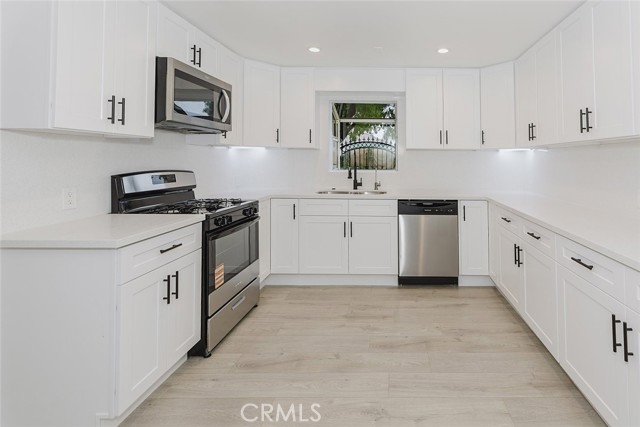 Detail Gallery Image 16 of 51 For 13631 Eldridge Ave, Sylmar,  CA 91342 - 4 Beds | 3 Baths