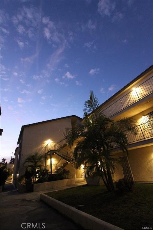 Welcome to Somerset Paramount HOA. 2 bedrooms & 2 full bathrooms, in unit washer & dryer hook-ups, vaulted ceilings, located on the 2nd floor & comes with two assigned parking spaces. Gated private entrance. Enjoy the community pool, jacuzzi, clubhouse, BBQ area. This unit is in moving ready condition, your clients will love it!