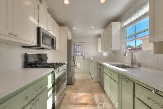 Detail Gallery Image 2 of 36 For 4746 Obispo Ave, Lakewood,  CA 90712 - 4 Beds | 2 Baths