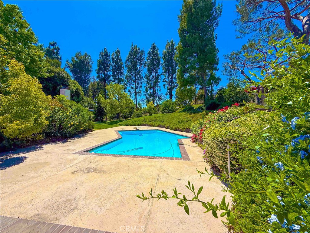 https://media.crmls.org/medias/cbb358d4-fd9f-4ca0-9223-8ff1b311e49a.jpg?preset=X-Large