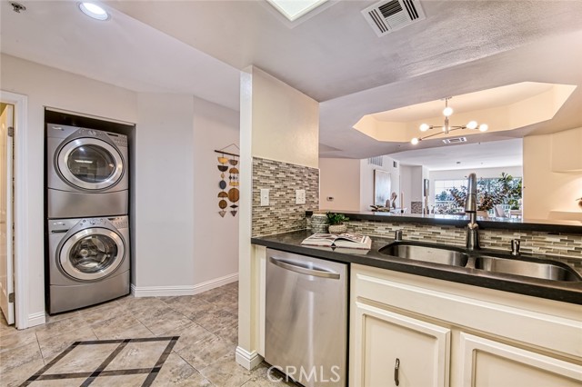 Detail Gallery Image 7 of 44 For 4755 Templeton St #2117,  Los Angeles,  CA 90032 - 2 Beds | 2 Baths