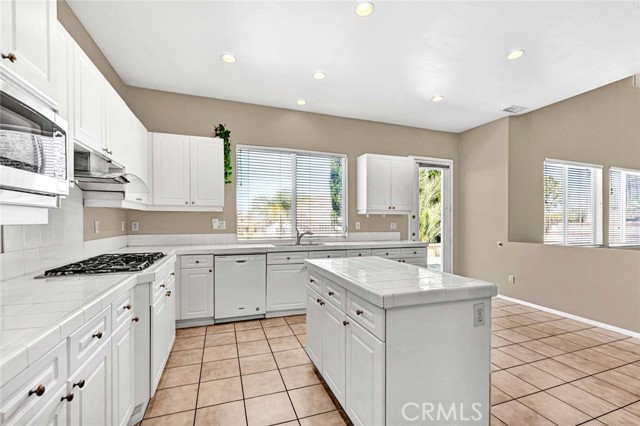 23261 Castle Rock, Mission Viejo CA: https://media.crmls.org/medias/cbb573cb-b1c3-455e-8961-d9d7496a4da1.jpg