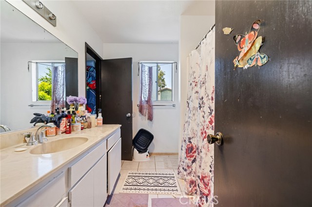 220 S Palm Avenue, Santa Paula CA: https://media.crmls.org/medias/cbb8fe2e-69fe-4352-a65d-71a1041f33e8.jpg