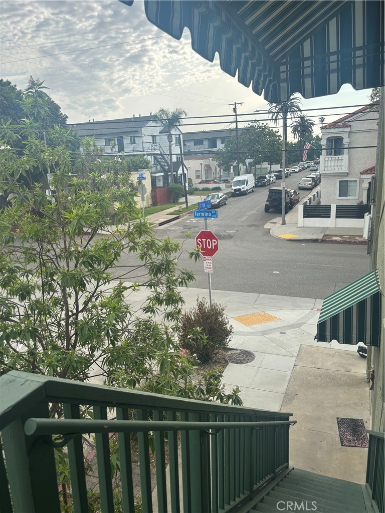 https://media.crmls.org/medias/cbb9febb-c59f-46e1-9681-4a4f69b00e9a.jpg?preset=X-Large