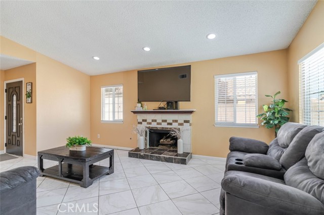 Detail Gallery Image 8 of 32 For 3243 E Avenue S3, Palmdale,  CA 93550 - 3 Beds | 2 Baths