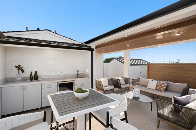 516 Larkspur Avenue, Corona del Mar CA: https://media.crmls.org/medias/cbbed2ab-88bc-4616-a857-2aa07b2bc053.jpg