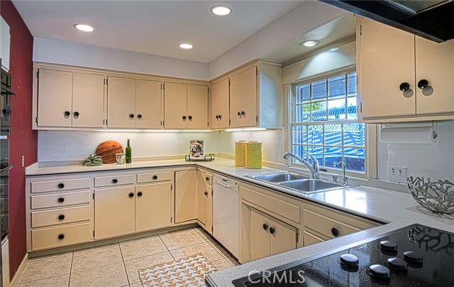 Detail Gallery Image 16 of 42 For 395 Meadow Ln, Newport Beach,  CA 92660 - 3 Beds | 3 Baths