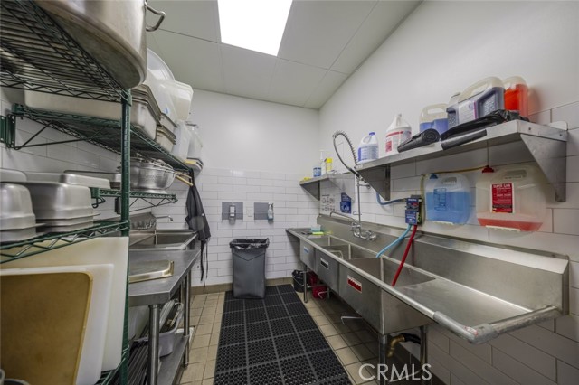 15602 Ventura Boulevard, Encino CA: https://media.crmls.org/medias/cbc0973e-8136-4f27-895d-e77d6e0ebe4f.jpg